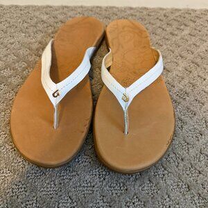 OluKai Honu Women’s Leather Beach Sandals, White, Size 10